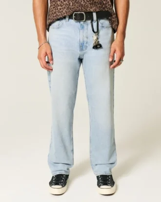 Ljusblåda, lösa jeans