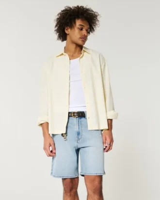 Långa, slitna, lösa jeansshorts
