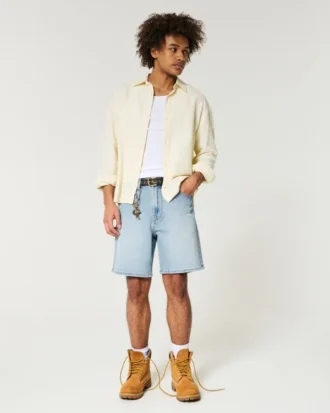 Långa, slitna, lösa jeansshorts