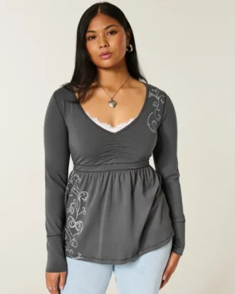Långärmad babydoll-top med grafiskt tryck och pinch bust