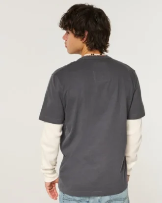 Långärmad T-shirt med lager på lager-design och logotyp