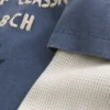 Långärmad T-shirt med surf-logotyp i lager på lager Långärmad T-shirt med surf-logotyp i lager på lager