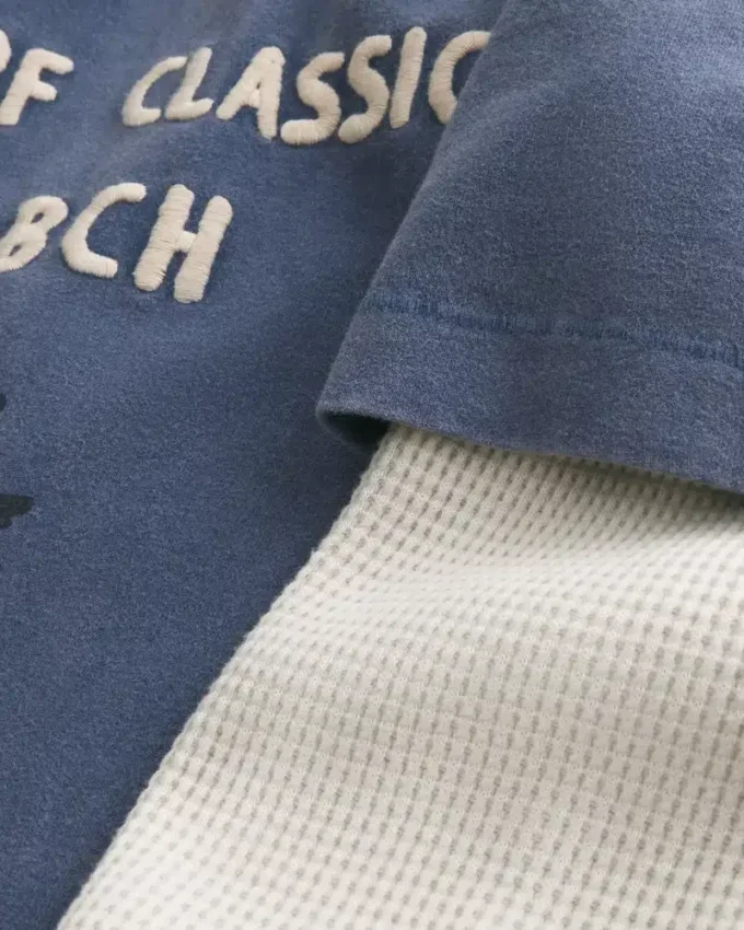 Långärmad T-shirt med surf-logotyp i lager på lager Långärmad T-shirt med surf-logotyp i lager på lager