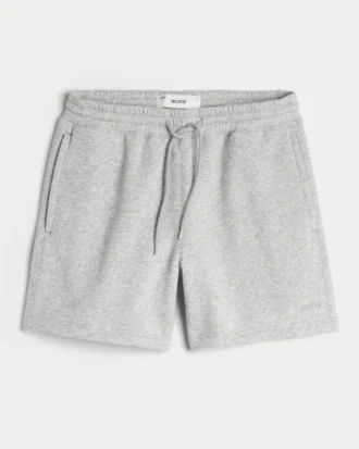 Lösa fleeceshorts som slutar vid mitten av låret