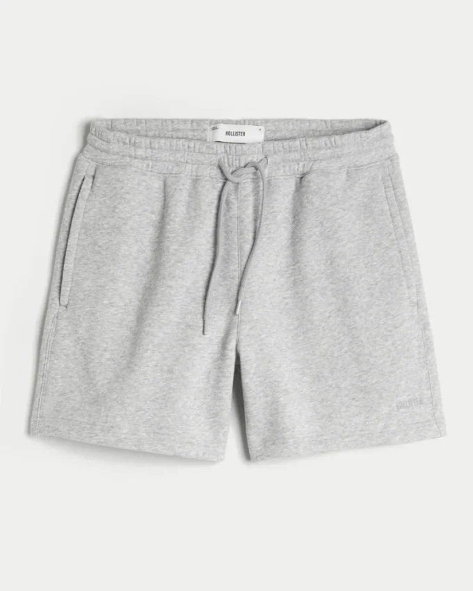 Lösa fleeceshorts som slutar vid mitten av låret