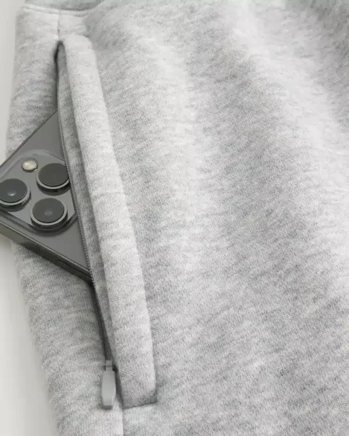 Lösa fleeceshorts som slutar vid mitten av låret