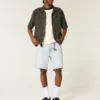 Lösa jeansshorts ovanför knäet