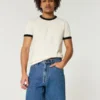 Lösa jeansshorts ovanför knäet