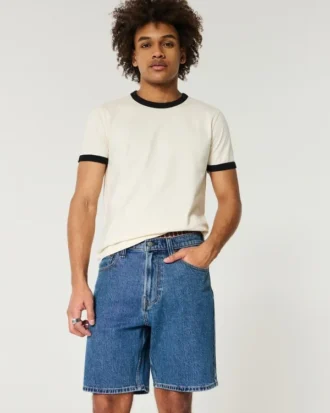 Lösa jeansshorts ovanför knäet