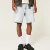 Lösa jeansshorts ovanför knäet