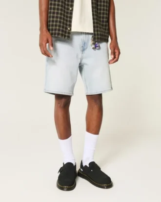 Lösa jeansshorts ovanför knäet