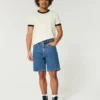 Lösa jeansshorts ovanför knäet