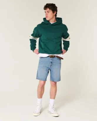 Lösa jeansshorts ovanför knäet