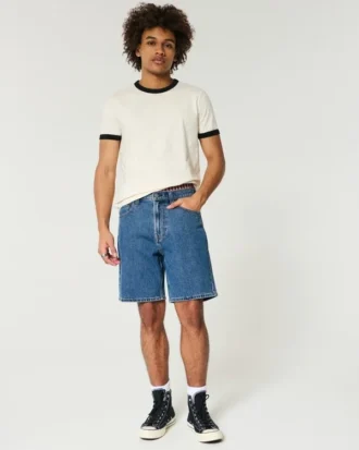 Lösa jeansshorts ovanför knäet