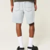 Lösa jeansshorts ovanför knäet