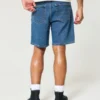Lösa jeansshorts ovanför knäet