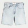 Lösa jeansshorts ovanför knäet