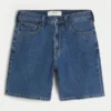 Lösa jeansshorts ovanför knäet