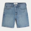 Lösa jeansshorts ovanför knäet Lösa jeansshorts ovanför knäet