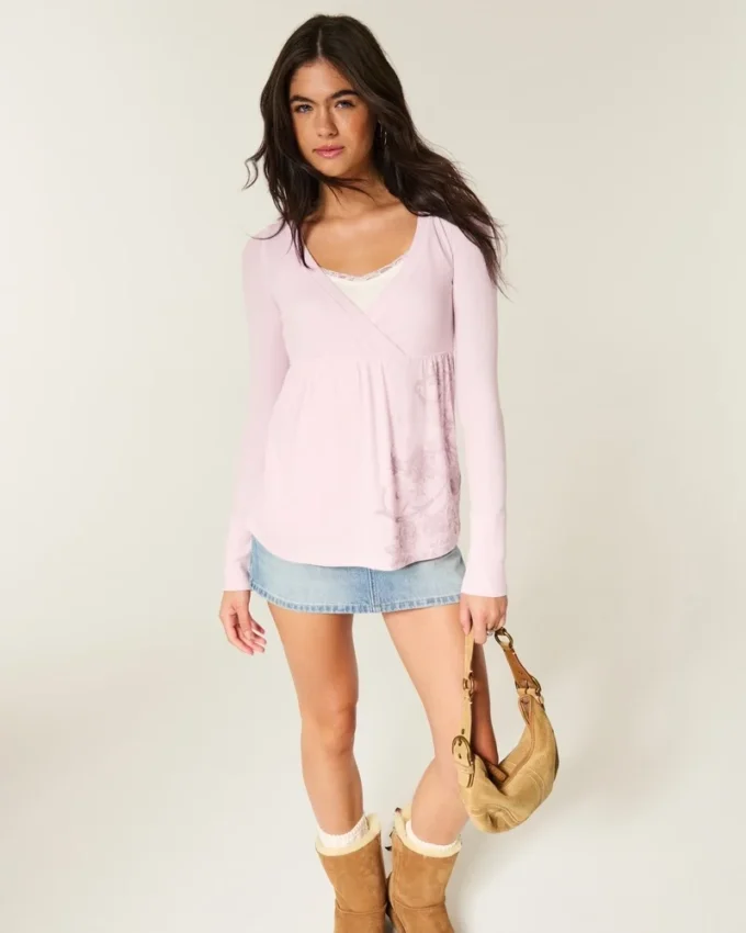 Lätt babydoll-top med långa ärmar och blommönster Lätt babydoll-top med långa ärmar och blommönster