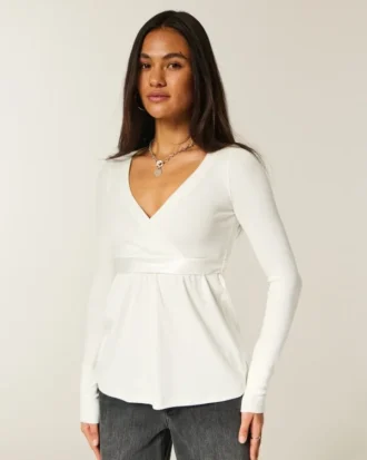 Lätt långärmad babydoll-tröja med omlottfront Lätt långärmad babydoll-tröja med omlottfront