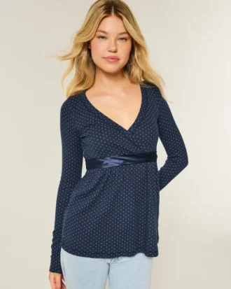 Lätt långärmad babydoll-tröja med omlottfront Lätt långärmad babydoll-tröja med omlottfront