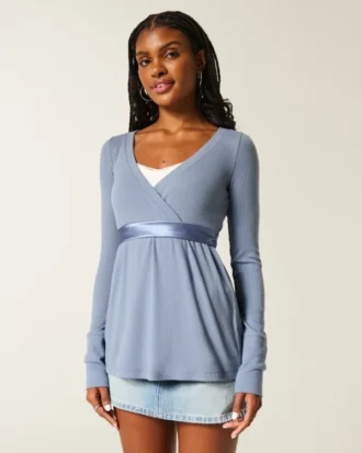 Lätt långärmad babydoll-tröja med omlottfront Lätt långärmad babydoll-tröja med omlottfront
