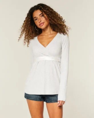 Lätt långärmad babydoll-tröja med omlottfront Lätt långärmad babydoll-tröja med omlottfront
