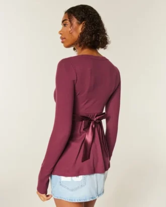 Lätt långärmad babydoll-tröja med omlottfront Lätt långärmad babydoll-tröja med omlottfront