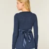 Lätt långärmad babydoll-tröja med omlottfront Lätt långärmad babydoll-tröja med omlottfront