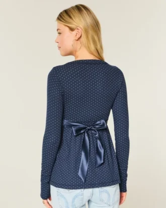 Lätt långärmad babydoll-tröja med omlottfront Lätt långärmad babydoll-tröja med omlottfront