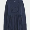 Lätt långärmad babydoll-tröja med omlottfront Lätt långärmad babydoll-tröja med omlottfront