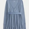 Lätt långärmad babydoll-tröja med omlottfront Lätt långärmad babydoll-tröja med omlottfront