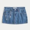 Mediumtvättad broderad miniskort i denim Mediumtvättad broderad miniskort i denim