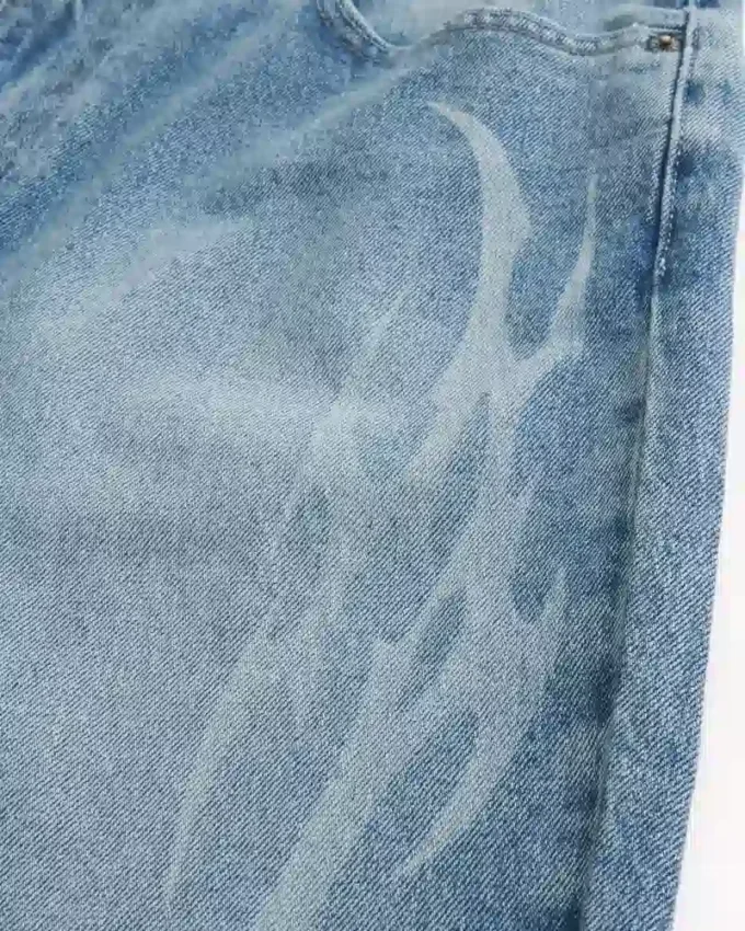 Mediumtvättade baggyjeans med flammig grafik Mediumtvättade baggyjeans med flammig grafik