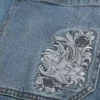 Mediumtvättade skaterbaggyjeans med broderad hajgrafik Mediumtvättade skaterbaggyjeans med broderad hajgrafik