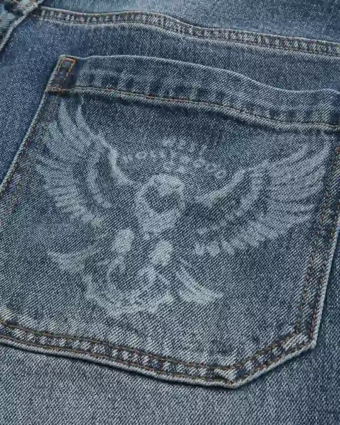 Mediumtvättade skaterjeans med örnmotiv Mediumtvättade skaterjeans med örnmotiv