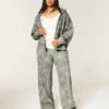 Olivgrön baggy sweatpants med kamouflagemönster Olivgrön baggy sweatpants med kamouflagemönster
