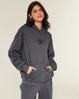 Oversized hoodie med glittrande logotyp