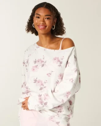Oversized off-shoulder-tröja med blommigt rosmönster Oversized off-shoulder-tröja med blommigt rosmönster