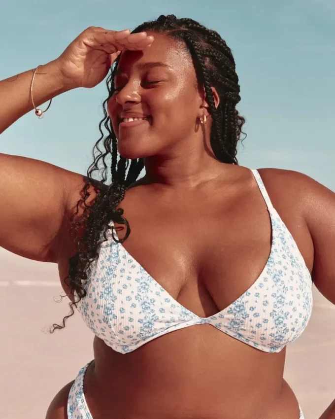 Ribbad bikini-top med bygel och djup urringning Ribbad bikini-top med bygel och djup urringning