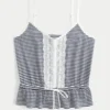 Spetsdetaljerad peplum-top