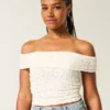 Spetsig off-shoulder-top med vikbar krage Spetsig off-shoulder-top med vikbar krage
