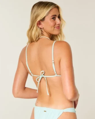 Triangelbikinitopp med pärlor över axlarna