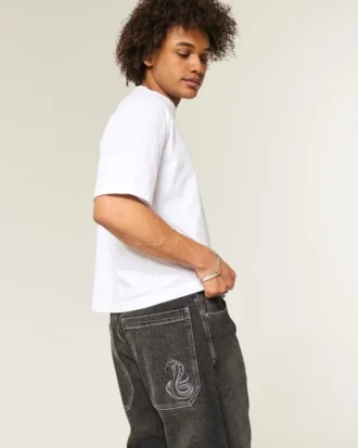 Tvättade svarta baggy jeans med broderad orm