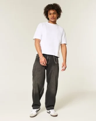 Tvättade svarta baggy jeans med broderad orm
