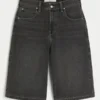 Tvättade svarta denimhalvbyxor Tvättade svarta denimhalvbyxor