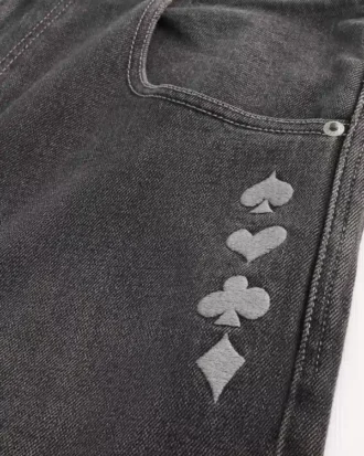Tvättade svarta skaterjeans med joker-motiv