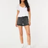 Ultra högmidjade blekta svarta momshorts i denim