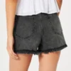 Ultra högmidjade blekta svarta momshorts i denim